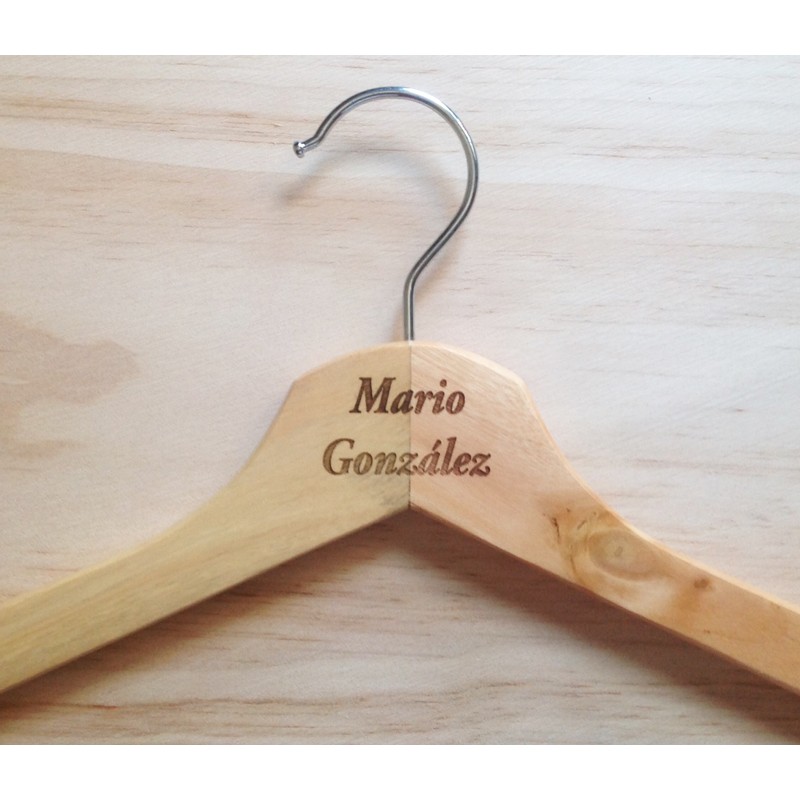 Percha madera natural grabada con texto