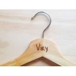 Percha madera natural grabada con texto