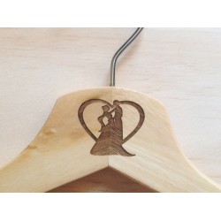 Percha de madera natural grabada con dibujo o logo para boda, comunión, fiesta