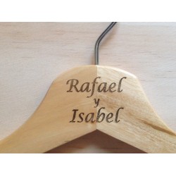 Percha personalizada con grabado laser sobre madera natural
