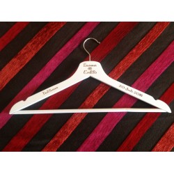 Percha blanca con grabado laser