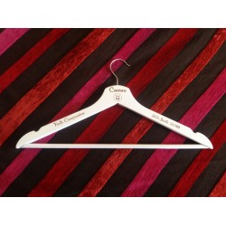 percha personalizada con grabado laser