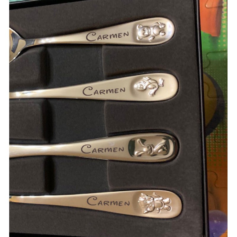 Cubiertos infantiles animales y grabados con texto